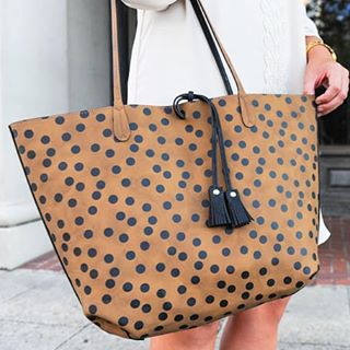  Wow! Y'all loved the tote in yesterday's post so much, so let me tell you more about it! It's the Reagan Tote with Confetti Dots from @mudpiegift AND the best part is it's reversible! The inside is a solid black in vegan leather. You can shop it in yesterday's outfit post #ontheblog  