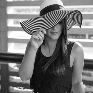  Enjoying my summer floppy hat one last time! Can't believe how fast this summer has flown by!  See the full outfit post up #ontheblog today! : @magsb 