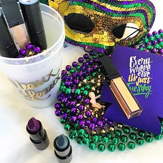  The first Local Edition of Southern Flair goes out TONIGHT!  This bi-weekly newsletter will focus specifically on Louisiana fashion and shopping! And tonight it's all about Mardi Gras so I'll let you know how you can get your hands on one of these Krewe Kits from @kismetcosmetics. Plus, more from @southernfootballtshirts, @heypenelope, @katnoeldesigns, @drybarbr and more! Sign up link in bio! 