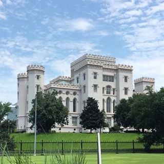  Mondays are for outfit posts on Southern Flair. But I didn't feel right posting about the latest trends and shopping finds today when so many of my friends, co-workers and students have lost absolutely everything to the flooding. My heart is breaking. We still need so much help and supplies in South Louisiana, and there is still so much to be done. It will be a long road ahead, but from what I've seen, read and experienced we are an amazing community and I'm so happy to call this place home. ⚜ #LouisianaStrong 